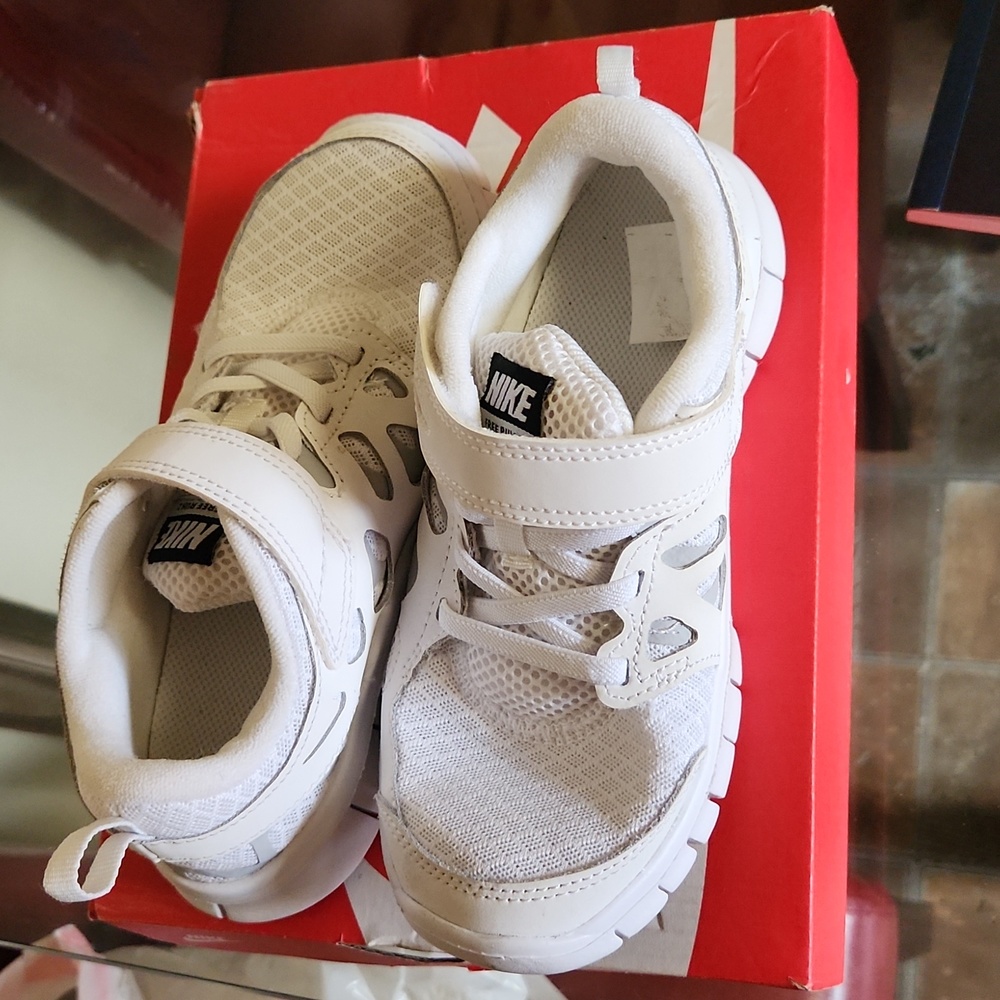 White Nike sneakers (unisex) size 13.5